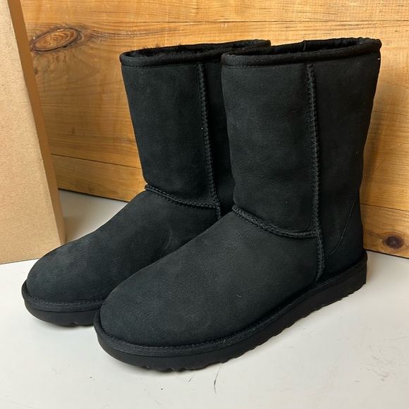 PREOWNED Women’s UGG Classic Short II Black Shearling Sheepskin Boots - Picture 4 of 15